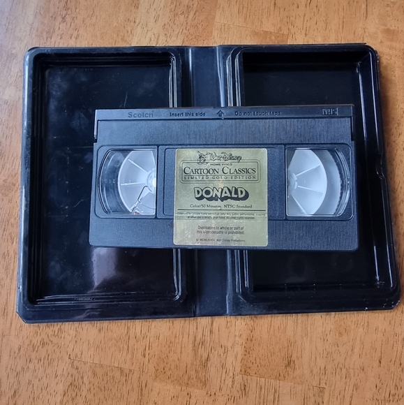 Walt Disney Donald Cartoon Classics Limited Gold Edition 1984 Clamshell Case VHS - Picture 4 of 4